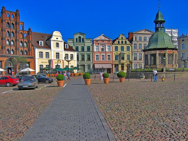 Wismar in Mecklenburg-Vorpommern - Die Wasserkunst auf dem Marktplatz in Wismar